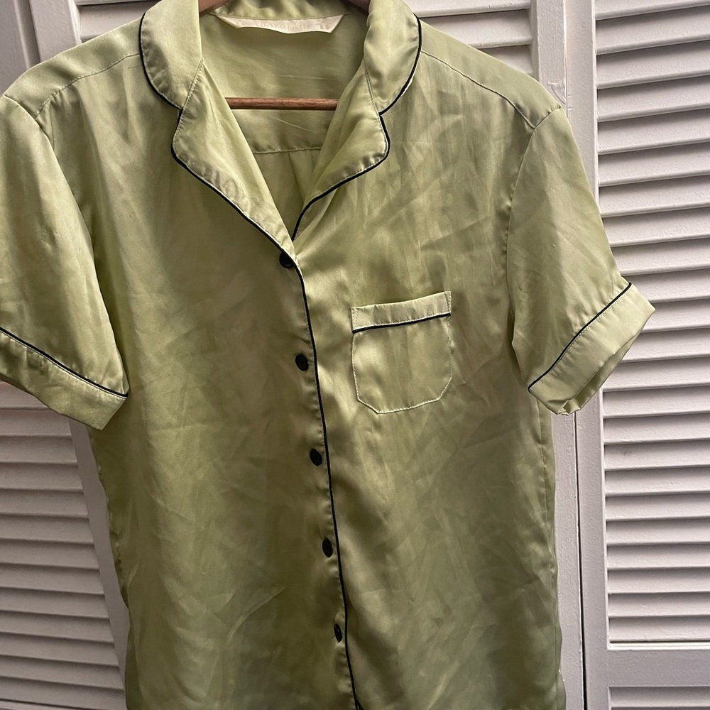 Olive Green Short-Sleeve Button-Up Shirt with Contrast Piping